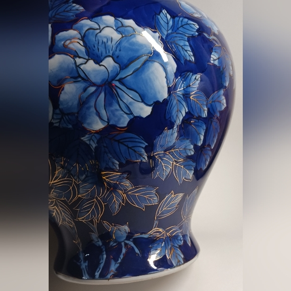 Large Porcelan Handpainted Chinese Vase - Picture 5 of 8